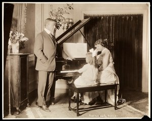 Robert Edeson, sua moglie e sua figlia al pianoforte, c.1915